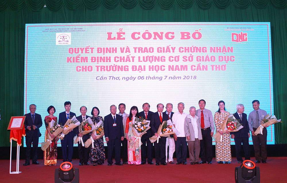 พิธีประกาศผลและมอบเกียรติบัตรประเมินคุณภาพสถานศึกษา มหาวิทยาลัย Nam Can Tho