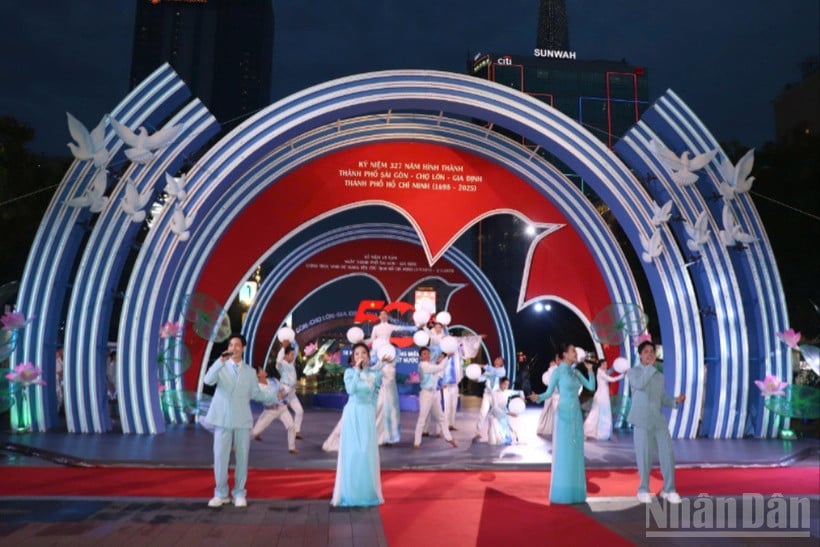 Thành phố Hồ Chí Minh khai mạc chuỗi hoạt động kỷ niệm 327 năm hình thành và phát triển.