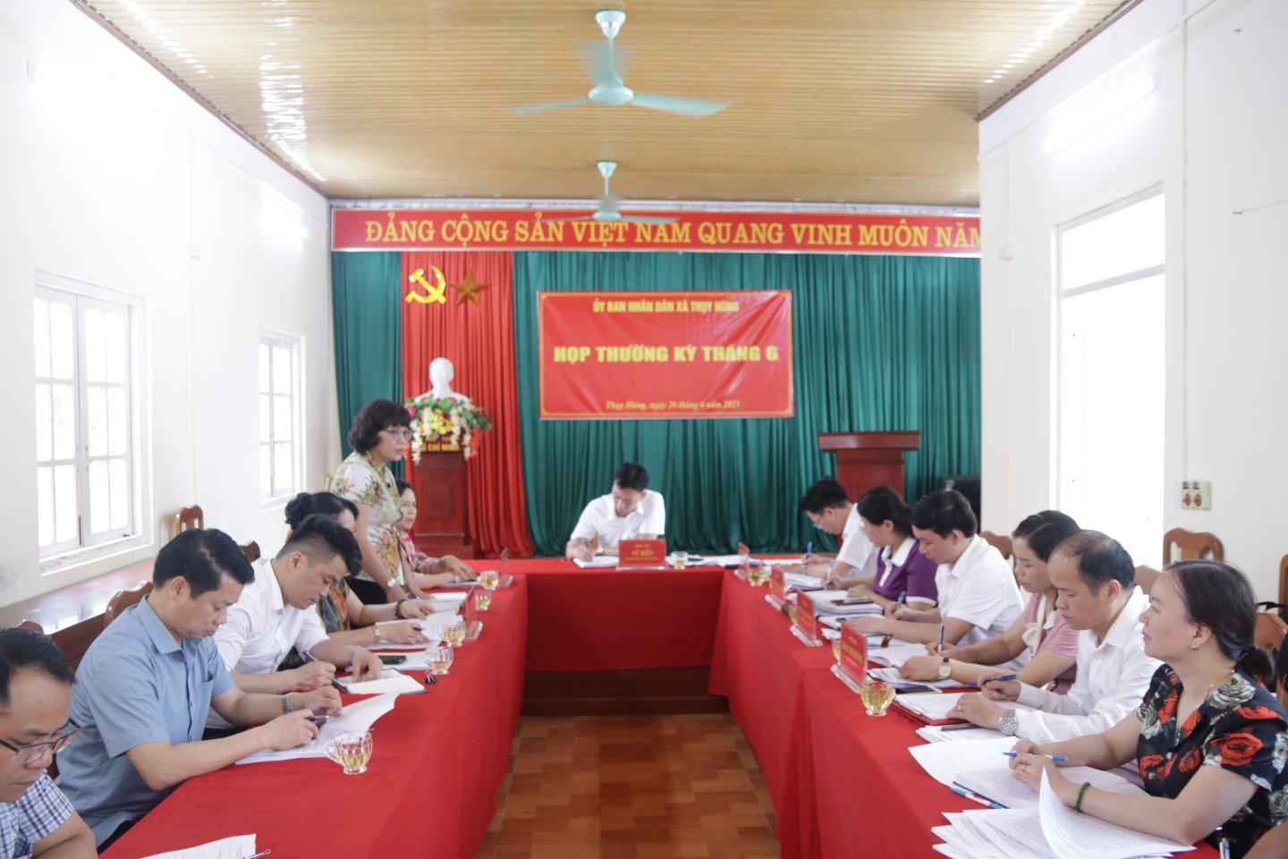 Member of Working Group No. 1 speaking at the working session in Thuy Hung commune