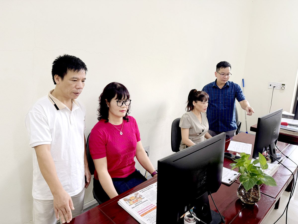 Cán bộ, Biên tập viên Báo Hà Giang thực hiện làm số báo cuối cùng với tên Báo Hà GIang.   Ảnh: PV