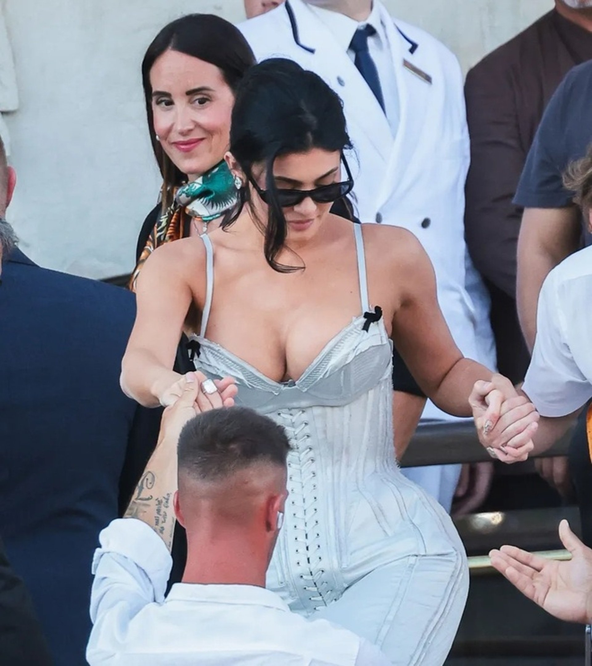 Chị em Kim Kardashian mặc hở bạo, bị chê cười tại tiệc cưới tỷ phú - 7