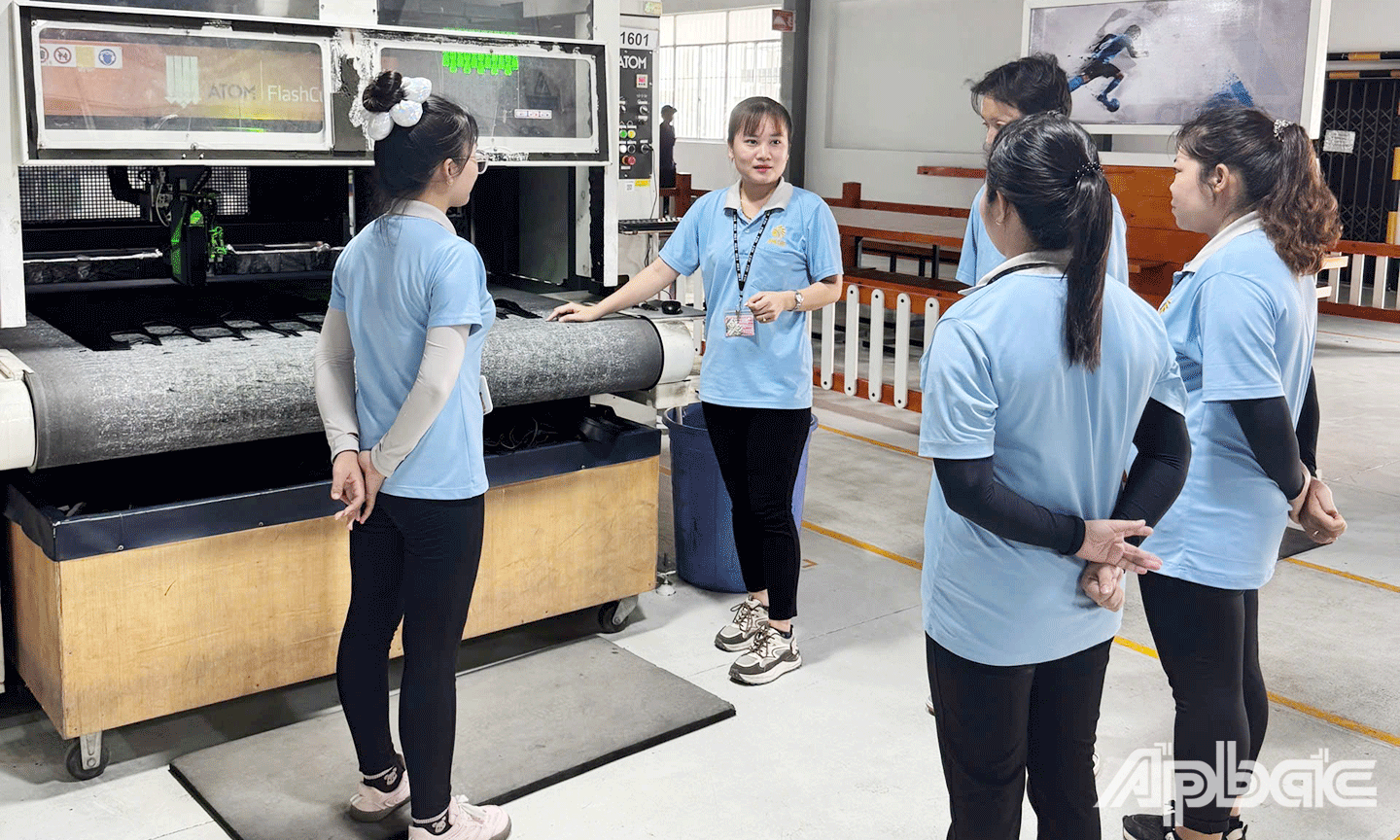 Chị Nguyễn Thị Liên Hoa cùng đồng nghiệp làm việc bên sáng kiến của mình