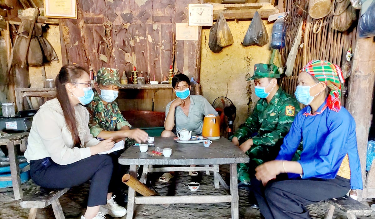Phóng viên Báo Hà Giang (ngoài cùng bên trái) trong một chuyến tác nghiệp tại xã biên giới Sơn Vĩ (Mèo Vạc).