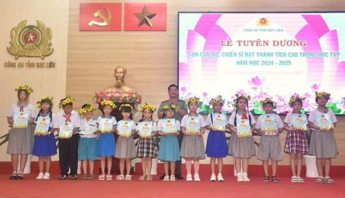 Công an Bạc Liêu: Nhiều hoạt động chăm sóc con đỡ đầu, trẻ mồ côi - Ảnh 1.