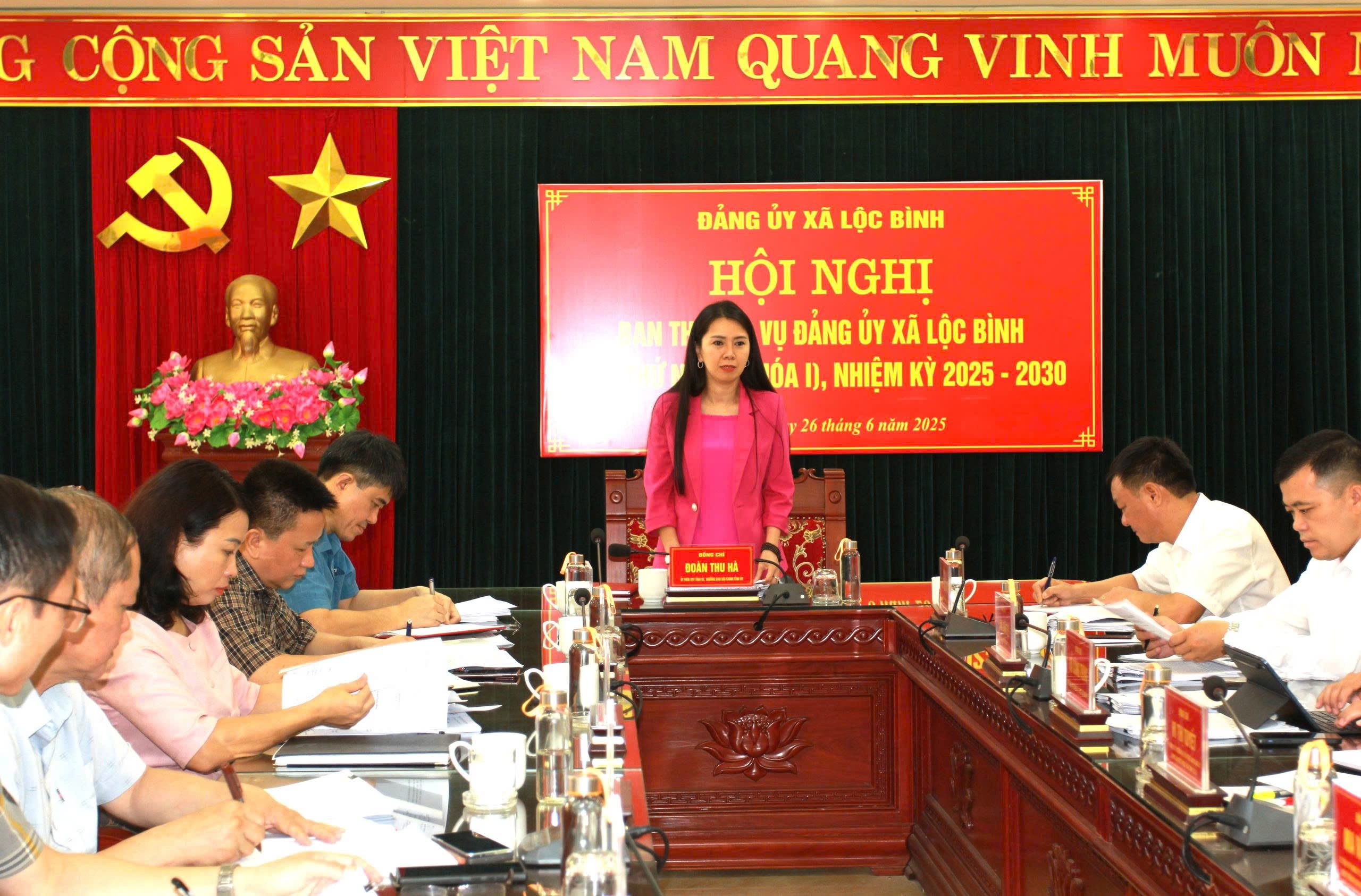 Comrade Doan Thu Ha, Member of the Provincial Party Standing Committee, Head of the Provincial Party Committee's Internal Affairs Committee, Head of the Working Group, spoke at Loc Binh commune.