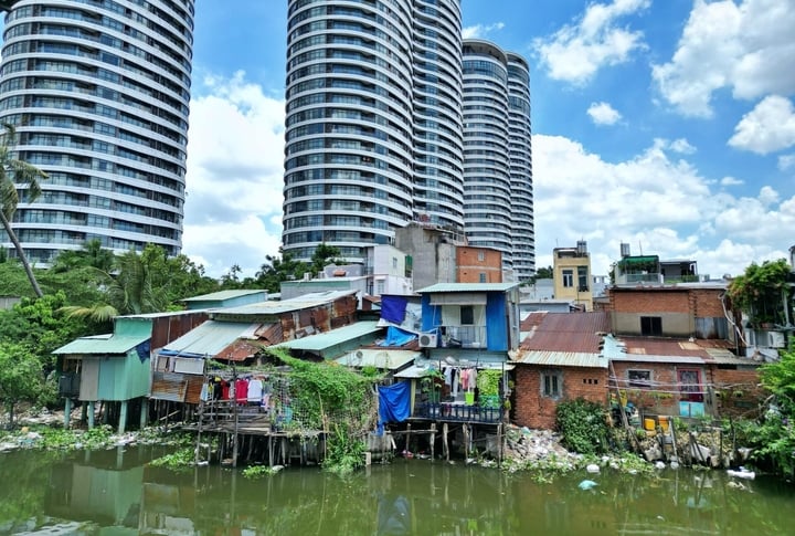 Việc chỉnh trang đô thị là vô cùng cần thiết khi TP.HCM đang hướng đến việc trở thành "siêu đô thị" của khu vực. (Ảnh: Lương Ý)