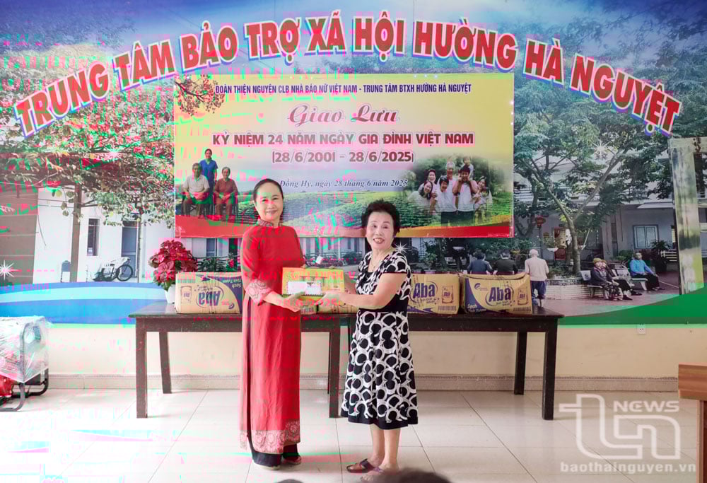 Representatives of the Vietnam Women Journalists Club presented gifts to the Huong Ha Nguyet Social Protection Center.