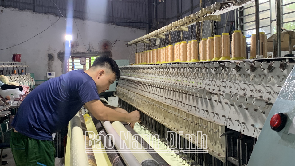 Sản xuất chăn ga gối tại làng nghề Sắc tại xã Mỹ Thắng (thành phố Nam Định).