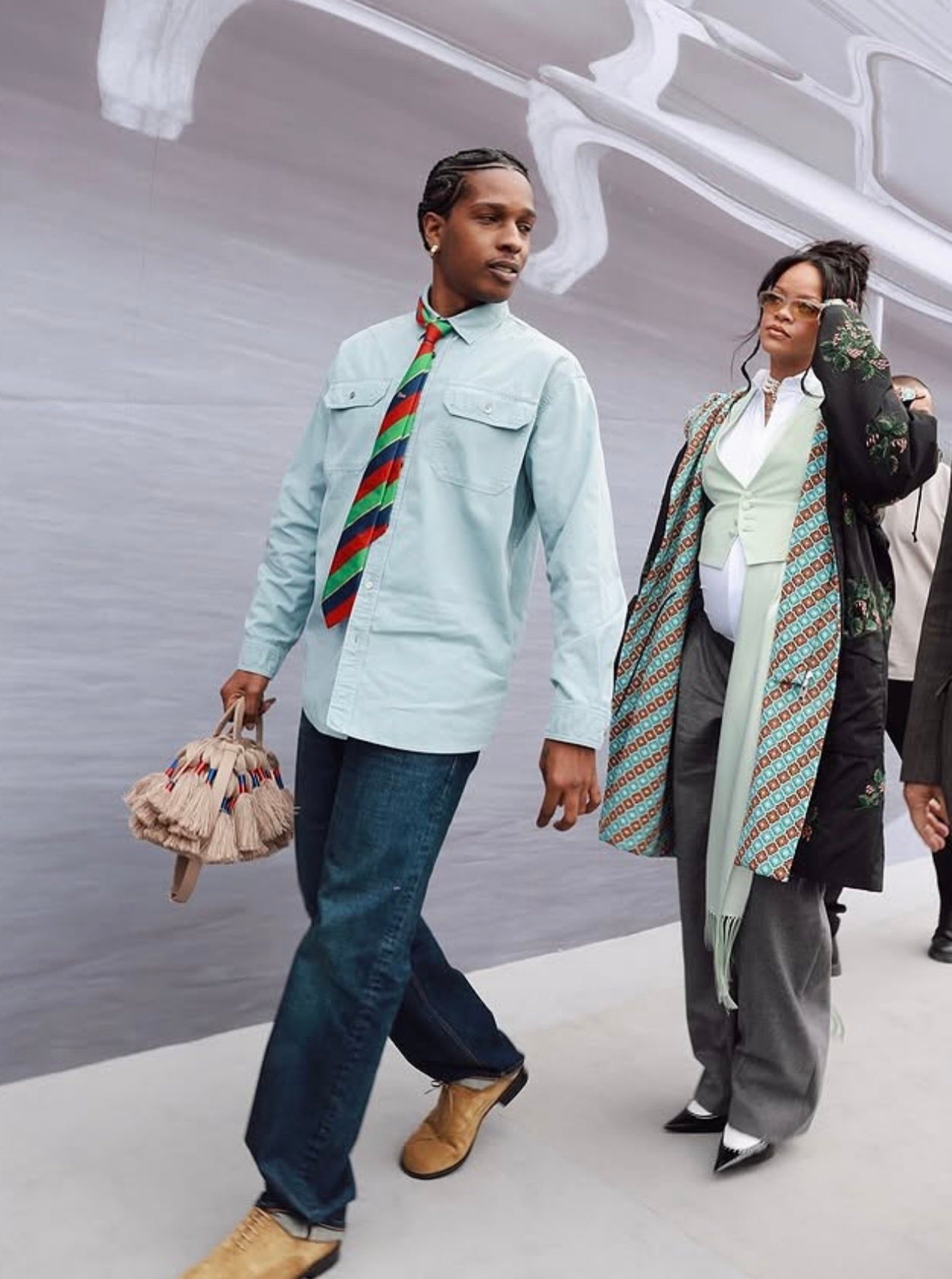 Rihanna khoe bụng bầu gợi cảm, Mingyu diện cây trắng nổi bật tại show Dior - 4