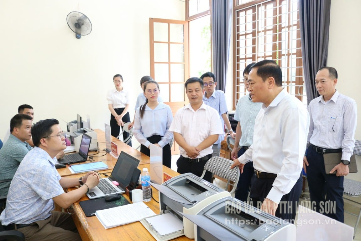 Comrade Ho Tien Thieu, Deputy Secretary of the Provincial Party Committee, Chairman of the Provincial People's Committee inspected the one-stop shop of Quoc Viet commune.