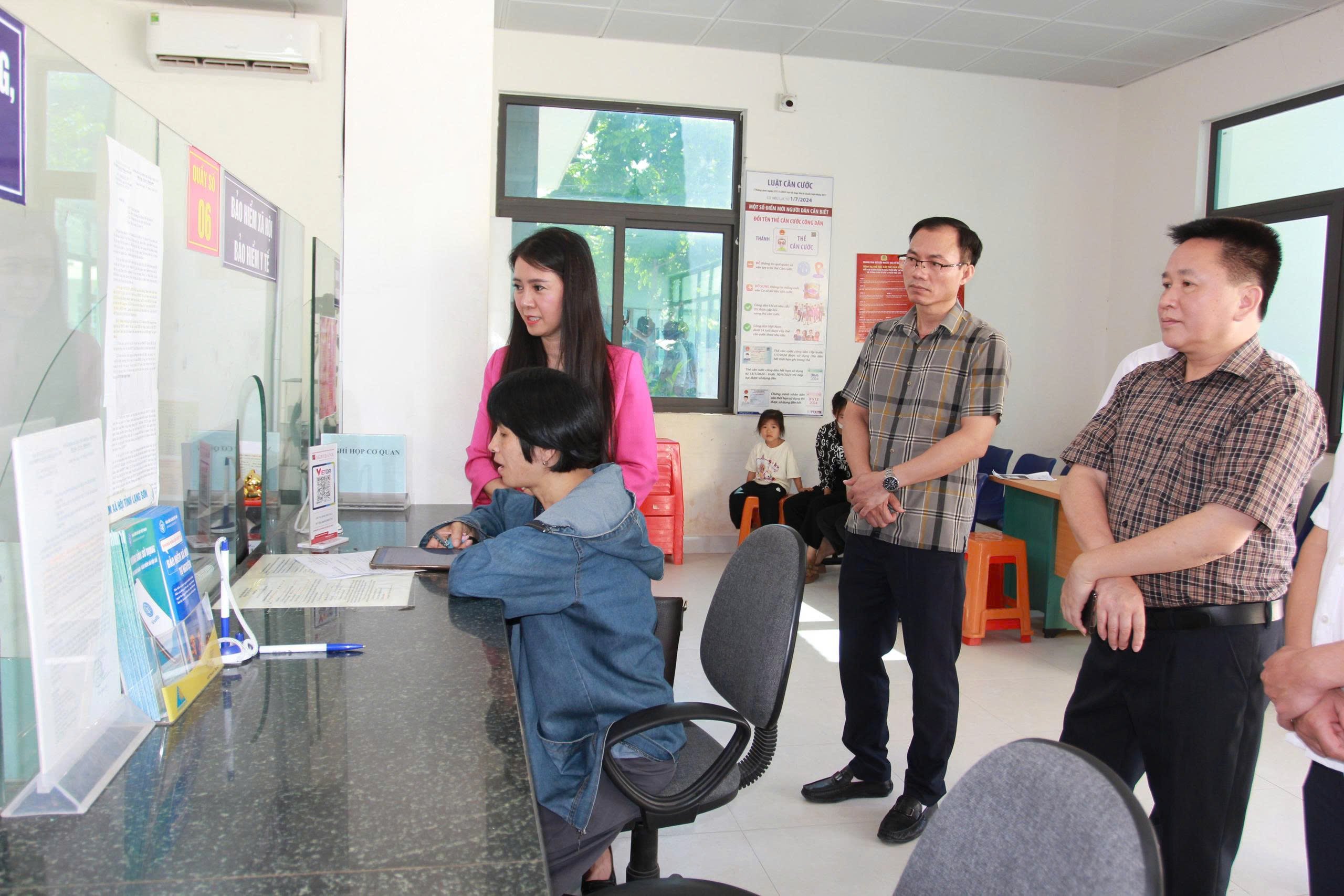 Comrade Doan Thu Ha, Member of the Provincial Party Standing Committee, Head of the Provincial Party Committee's Internal Affairs Committee and member of the Working Group conducting a field inspection at the Loc Binh Commune Public Administration Center