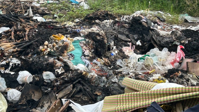 Cá biệt có những chỗ rác được đốt nửa chừng. Cá biệt có những chỗ rác được đốt nửa chừng.