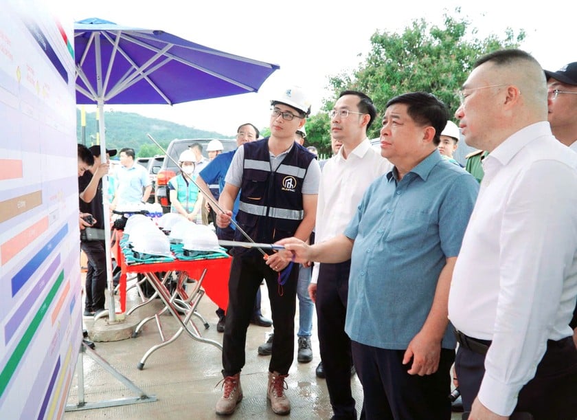 Phó Thủ tướng Nguyễn Chí Dũng cùng đoàn công tác khảo sát các công trình phục vụ APEC