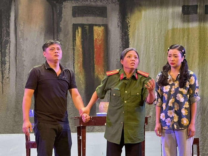 NSND Lê Hùng tạo cảm xúc dạt dào cho vở "Không gục ngã" - Ảnh 1.