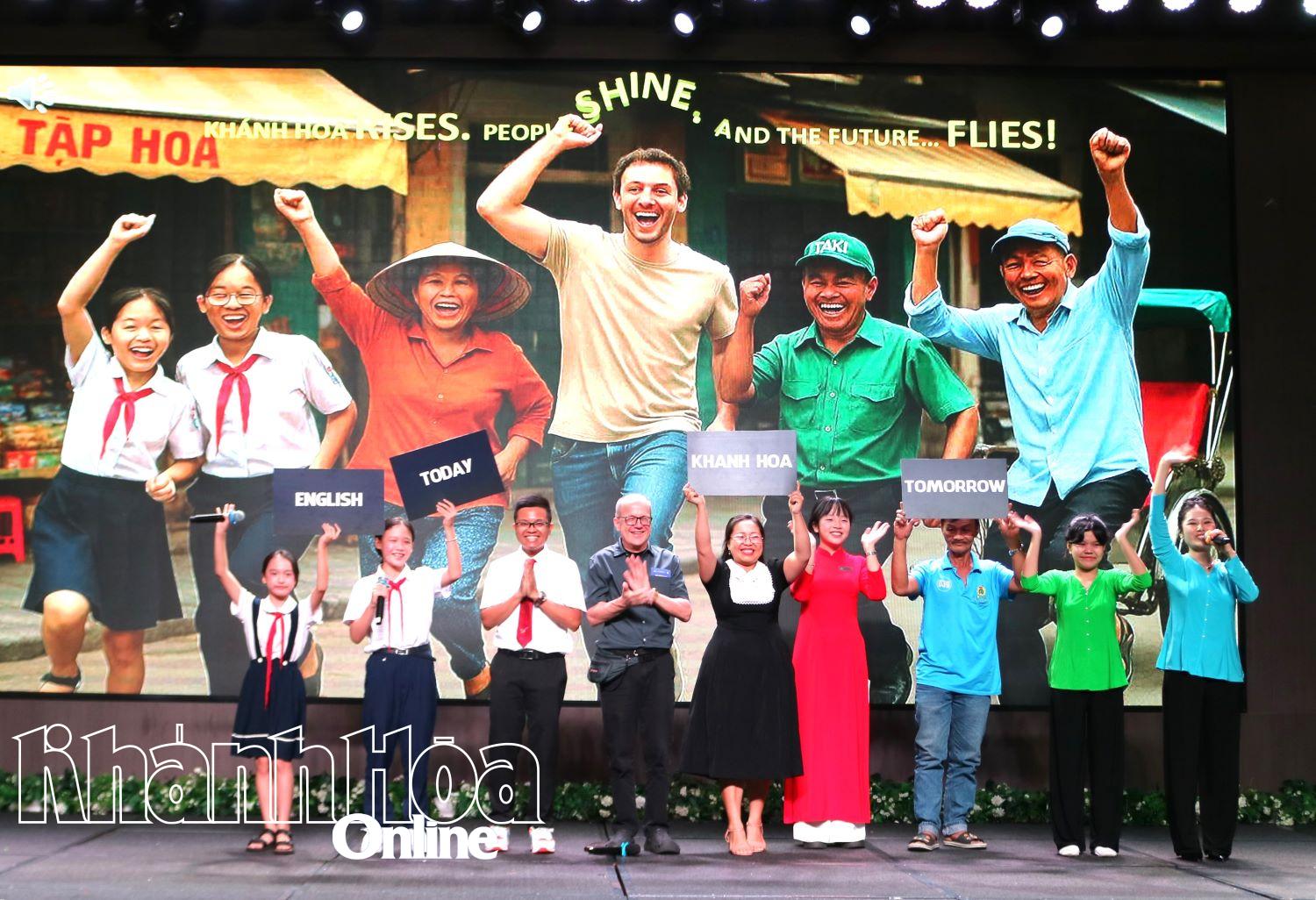 สมาชิกชมรมพูดภาษาอังกฤษของชาวคานห์ฮัวในพิธีปิดโครงการระยะที่ 3