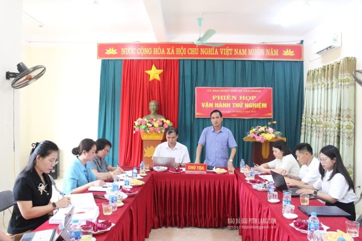 Members of working group No. 10 inspect the trial operation of the government in Van Nham commune.
