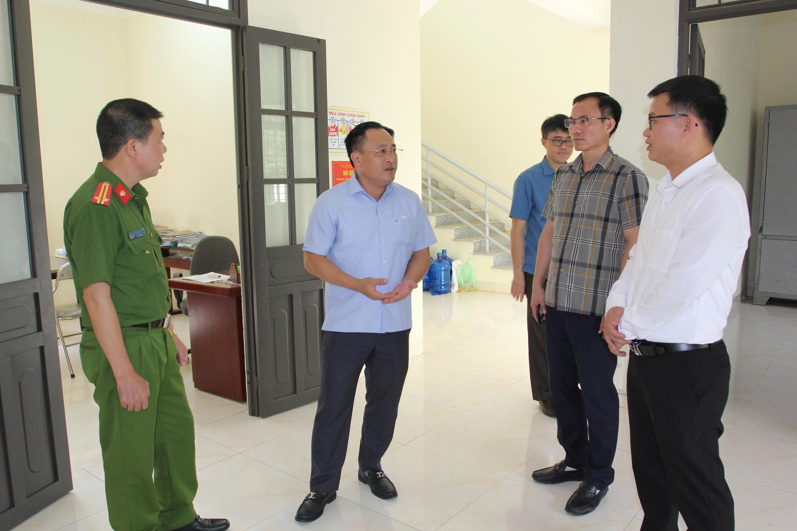 Comrade Luong Trong Quynh, Vice Chairman of the Provincial People's Committee, Deputy Head of Working Group No. 7 inspected facilities in Xuan Duong commune.