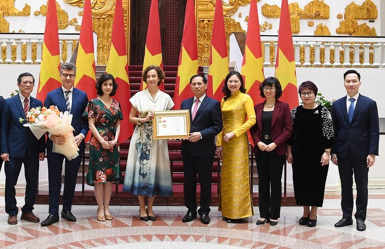 Trao tặng Kỷ niệm chương “Vì sự nghiệp Ngoại giao Việt Nam” cho Tổng Giám đốc UNESCO- Ảnh 3.