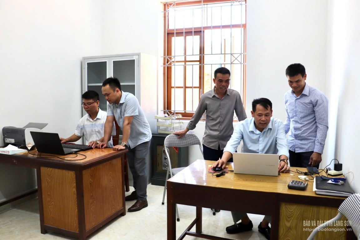 Officials and civil servants of Thai Binh commune test run the new VNPT-iOffice system