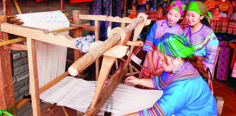 Nowadays, compared to other ethnic groups, the Hmong still preserve many unique customs and practices. One of those beauties is weaving, embroidering, and sewing costumes, which are brilliant and imbued with the identity of their ethnic group.
