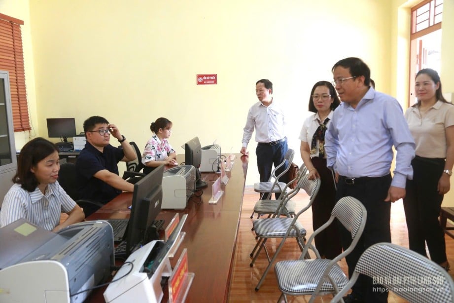 Members of Working Group No. 2 and Working Group No. 3 inspected the trial operation at the Public Administration Service Center of Cong Son Commune.