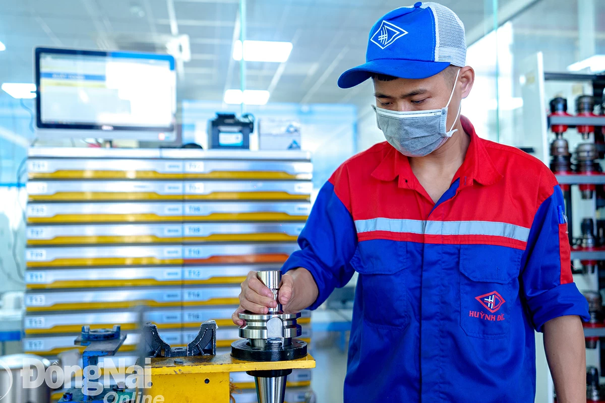 កម្មករពិនិត្យផលិតផលនៅក្រុមហ៊ុន Huynh Duc Production, Trade and Service Company Limited (Amata Industrial Park)។
