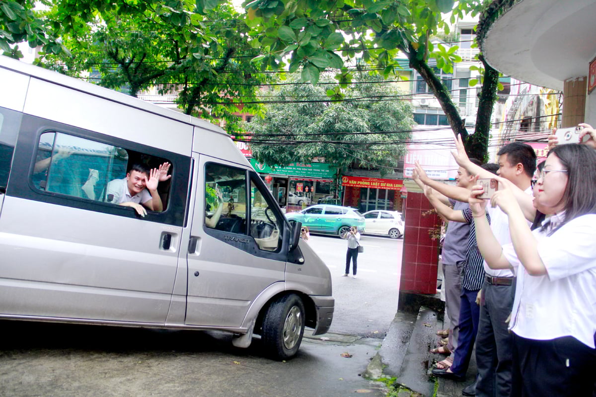 Der Bus mit der Delegation aus Kadern, Reportern und Redakteuren der Zeitung Ha Giang fuhr nach Tuyen Quang (erste Gruppe) ab und verabschiedete sich herzlich von den Zurückgebliebenen.
