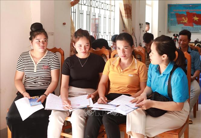 Cán bộ viên chức của Bảo hiểm xã hội huyện Tam Đường (Lai Châu) tuyên truyền tới các đảng viên là Trưởng bản, Bí thư về những lợi ích của người tham gia đóng bảo hiểm xã hội tự nguyện. Ảnh tư liệu: Quý Trung/TTXVN