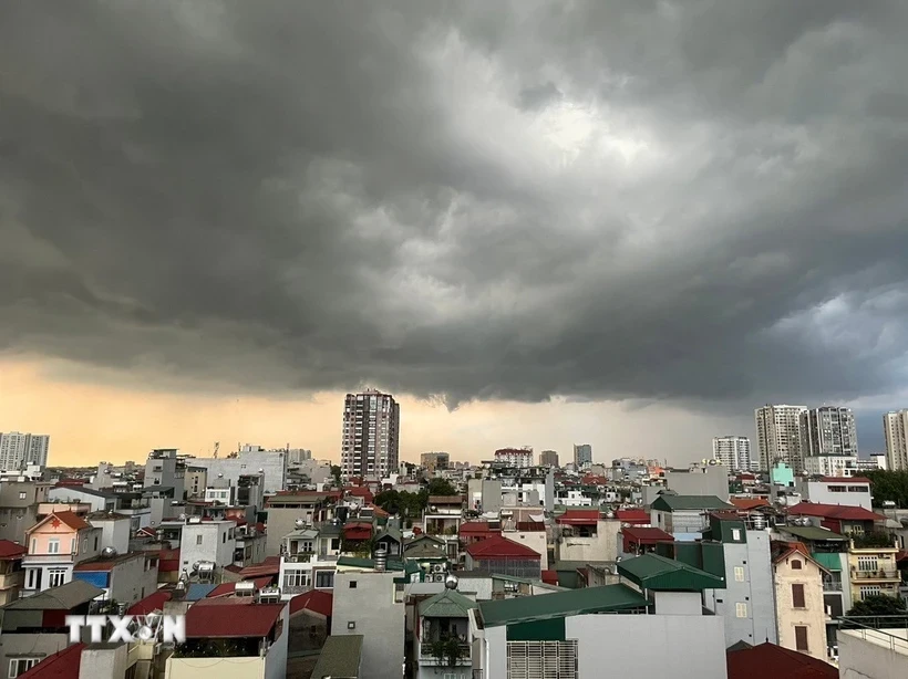 Mây đen phủ kín bầu trời trước một cơn dông ở Hà Nội. (Ảnh: An Đăng/TTXVN)
