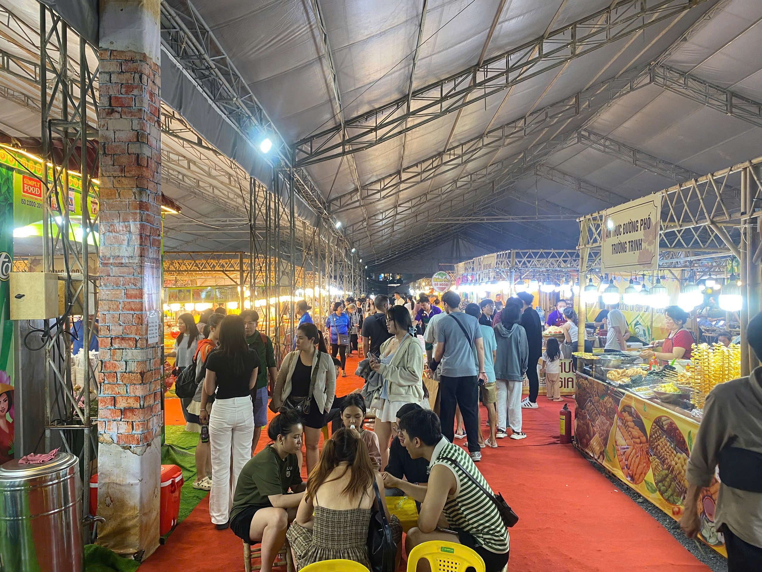 Hàng ngàn người đổ về Ngày hội bánh dân gian 3 miền ở trung tâm TP HCM - Ảnh 2.