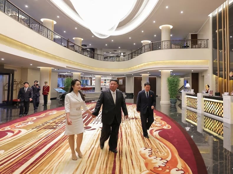 Dự án từng được ông Kim Jong-un đặc biệt quan tâm, đích thân thị sát nhiều lần và đặt mục tiêu hoàn thành từ năm 2019. Tuy nhiên, do thiếu vật liệu xây dựng và ảnh hưởng của dịch bệnh, tiến độ bị gián đoạn và chỉ được nối lại trong hai năm gần đây. Ảnh: Rodong Sinmun.