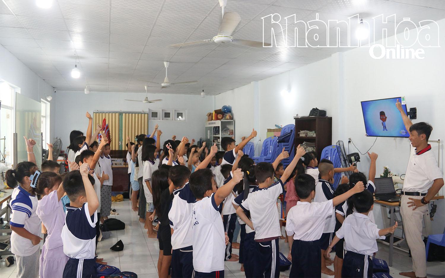 Các em được học tiếng Anh và tham gia các trò chơi để ôn luyện bài đã học.