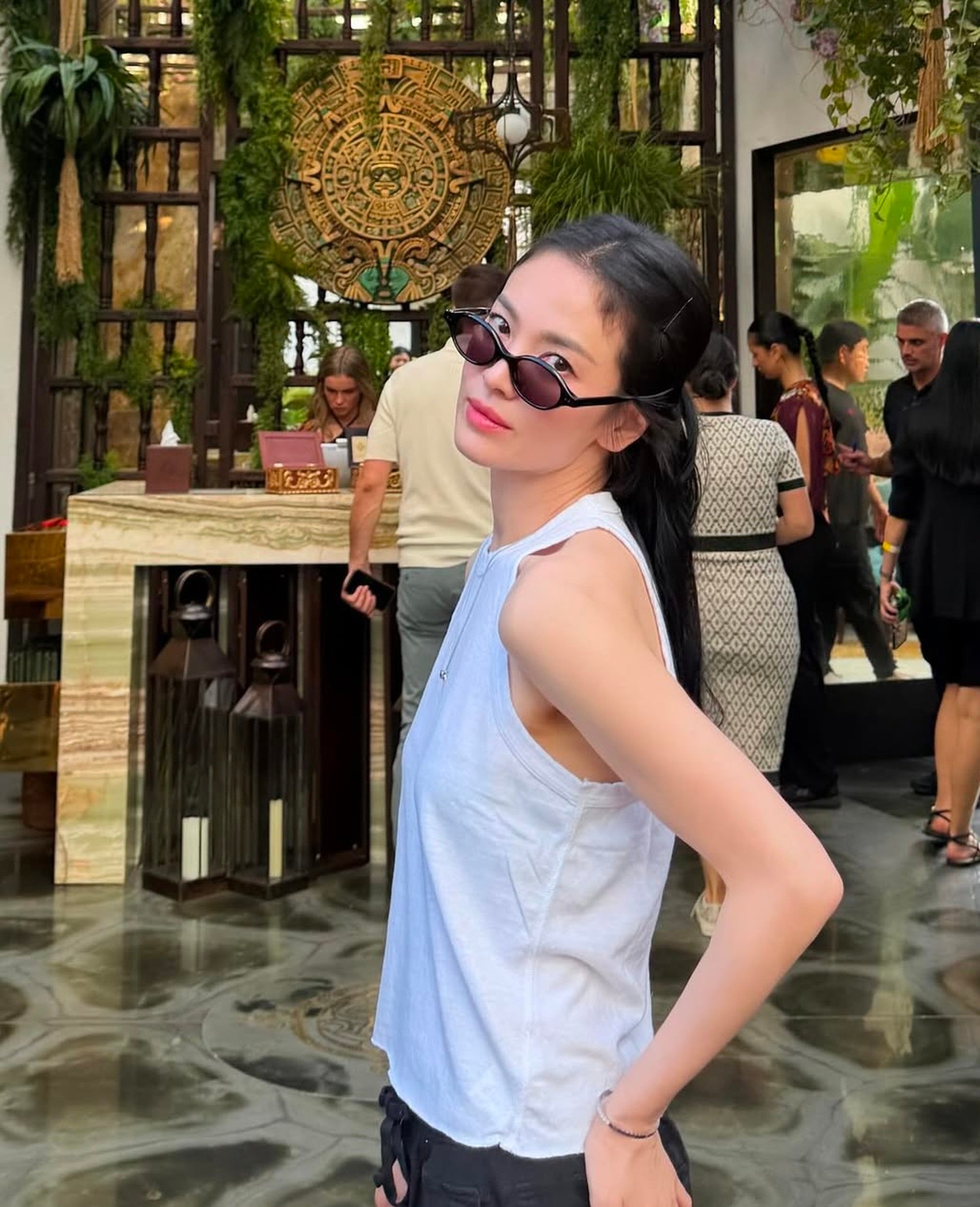 Song Hye Kyo diện váy cúp ngực gợi cảm, khoe nhan sắc không tuổi - 8