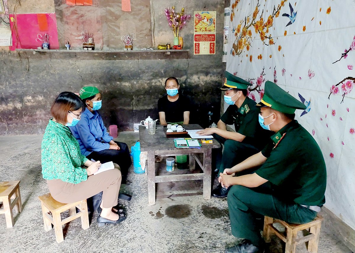 Phóng viên Báo Hà Giang tác nghiệp tại xã Má Lé (Đồng Văn).