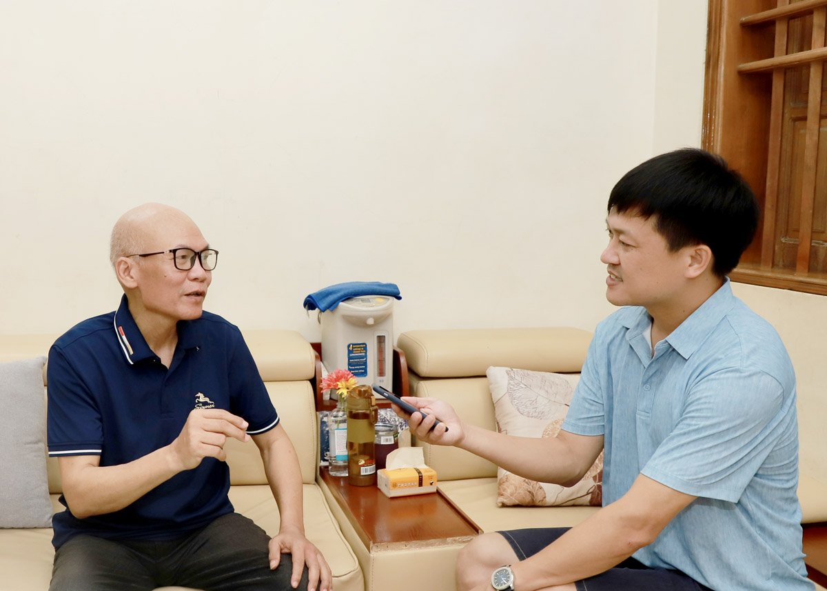 Nhà báo Nguyễn Trần Bé (trái) trò chuyện cùng tác giả.
