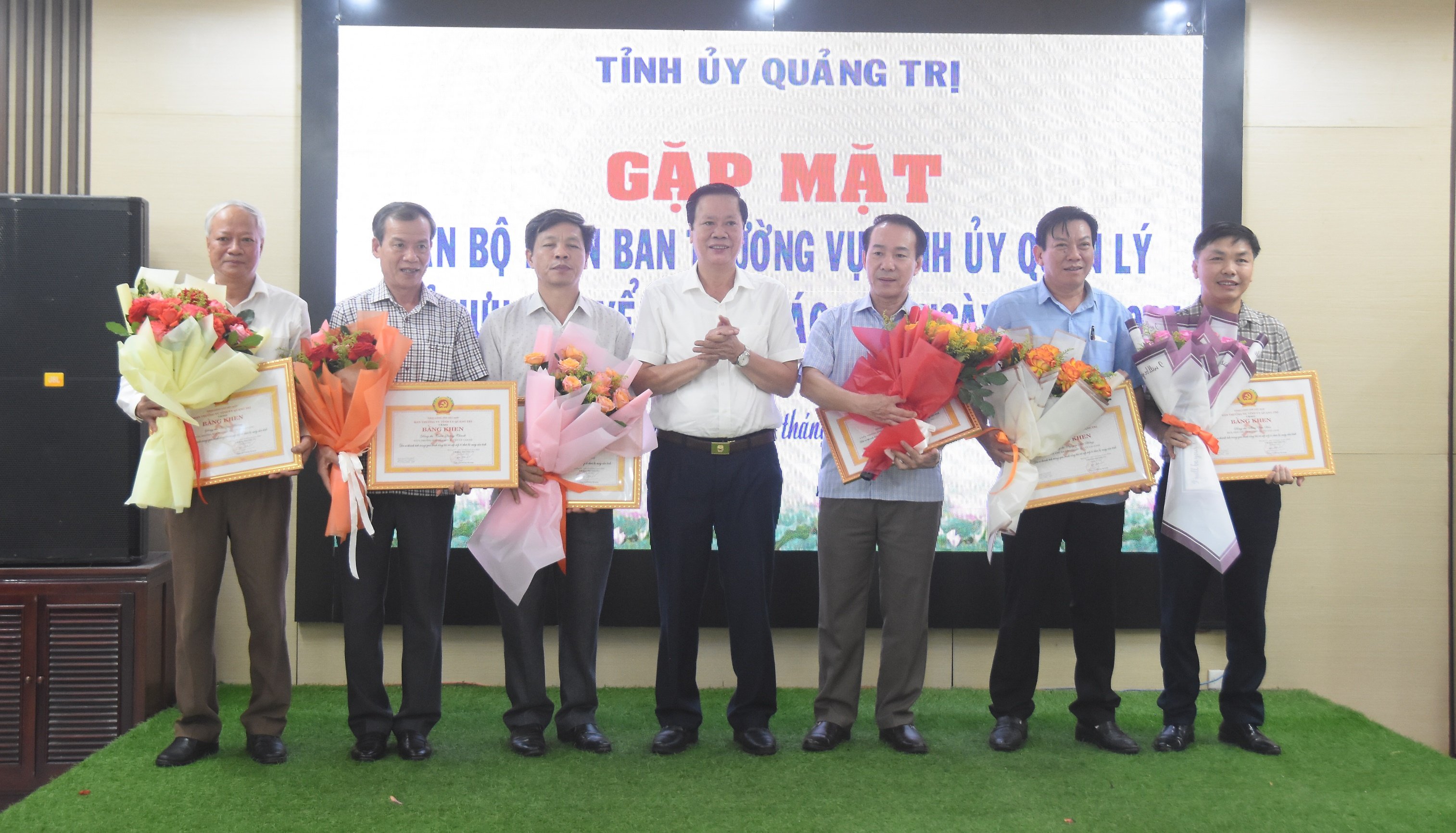 ជួបសំណេះសំណាលជាមួយមន្ត្រីក្រោមឱវាទនៃគណៈកម្មាធិការអចិន្ត្រៃយ៍គណបក្សខេត្ត ដែលត្រូវចូលនិវត្តន៍ និងផ្ទេរការងារ រហូតដល់ថ្ងៃទី០១ ខែកក្កដា ឆ្នាំ២០២៥