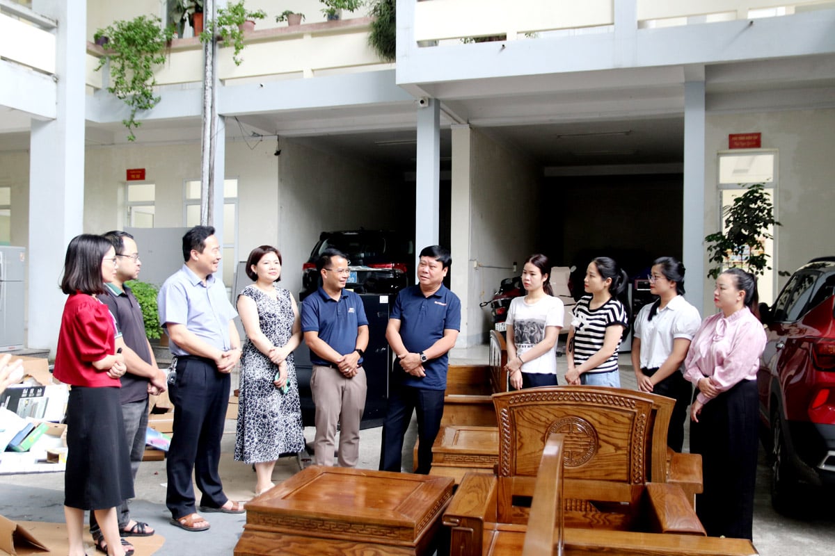 Đồng chí Mai Đức Thông – Trưởng đoàn công tác Báo và Đài PT-TH tỉnh Tuyên Quang (người thứ 5 từ phải qua trái) trò chuyện, động viên cán bộ Báo Hà Giang trước giờ lên đường về cơ quan mới.