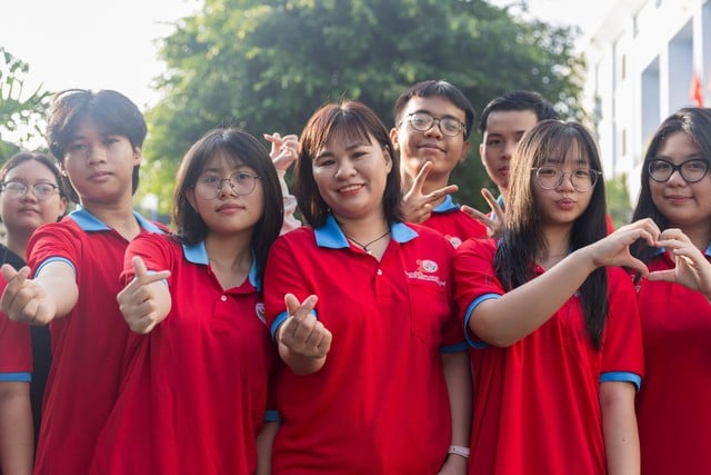 Câu chuyện cảm động của cô giáo và thí sinh thi tốt nghiệp THPT 2025 - Ảnh 1.
