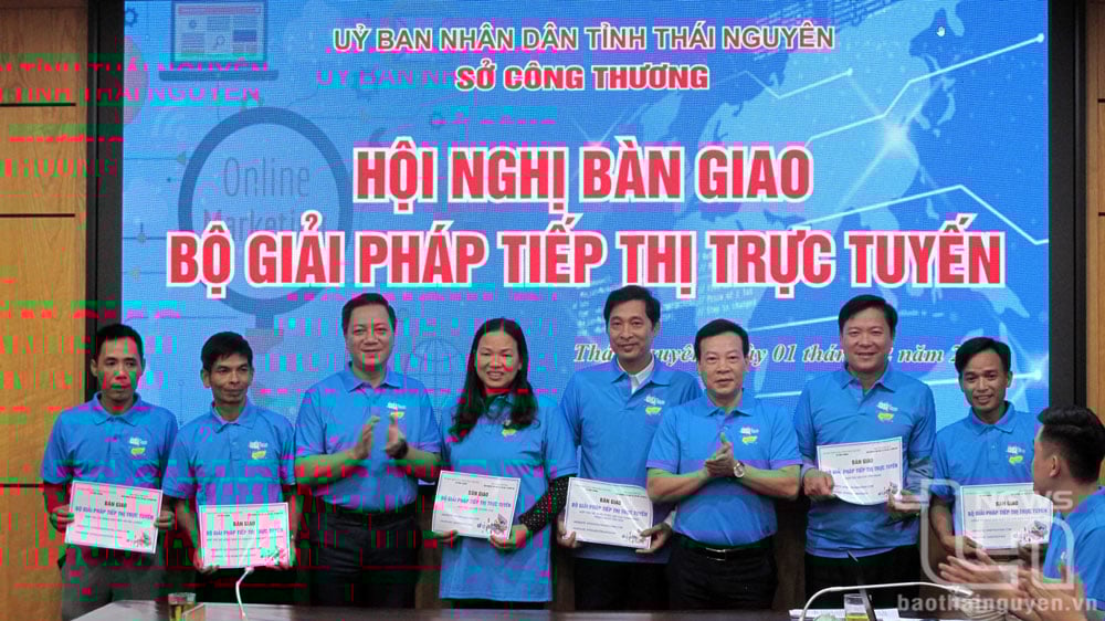 Sở Công Thương hỗ trợ, bàn giao 14 bộ giải pháp kinh doanh trực tuyến cho các doanh nghiệp, hợp tác xã trên địa bàn tỉnh.