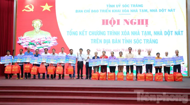 Soc Trang លុប​បំបាត់​ផ្ទះ​បណ្ដោះ​អាសន្ន​ជិត​៩.០០០​ខ្នង​បង្កើត​មូល​ដ្ឋាន​សម្រាប់​កាត់​បន្ថយ​ភាព​ក្រីក្រ​ដោយ​និរន្តរភាព​រូបថត​ទី​១