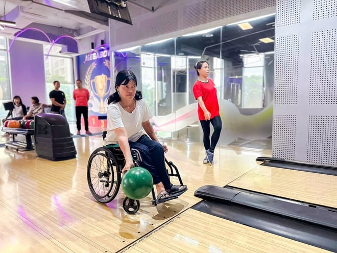 VIDEO: Người khuyết tật chơi bowling thuần thục tại TP HCM- Ảnh 5.