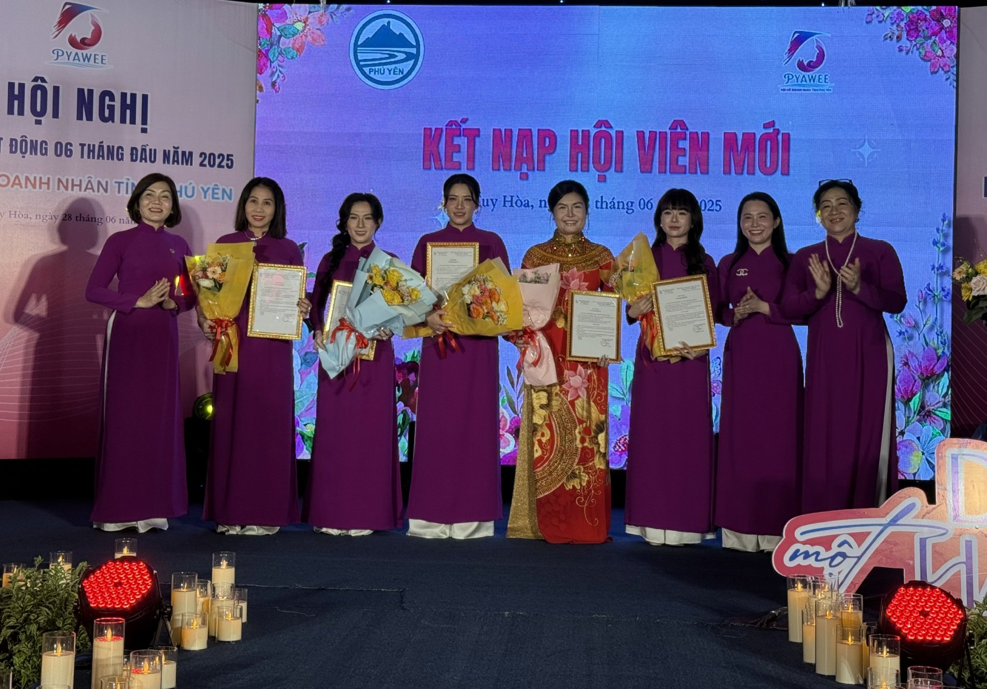 The association's leaders presented flowers and decisions to admit new members. Photo: NGOC DUNG