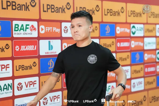 รอบชิงชนะเลิศฟุตบอลชิงแชมป์แห่งชาติ ซงลัม เหงะ อัน พบกับ ตำรวจฮานอย: มาโน พอลคิง กำลังรอถ่ายรูปถ้วยรางวัลแรก 2