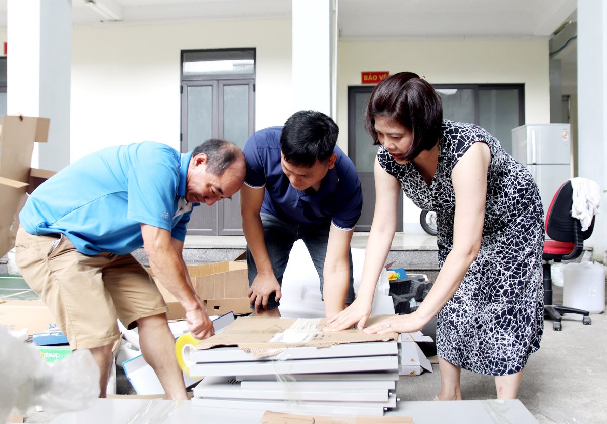 Cán bộ Báo Hà Giang chuẩn bị hành trang trước khi lên đường nhận nhiệm vụ tại tỉnh Tuyên Quang (Ảnh: Mộc Lan)