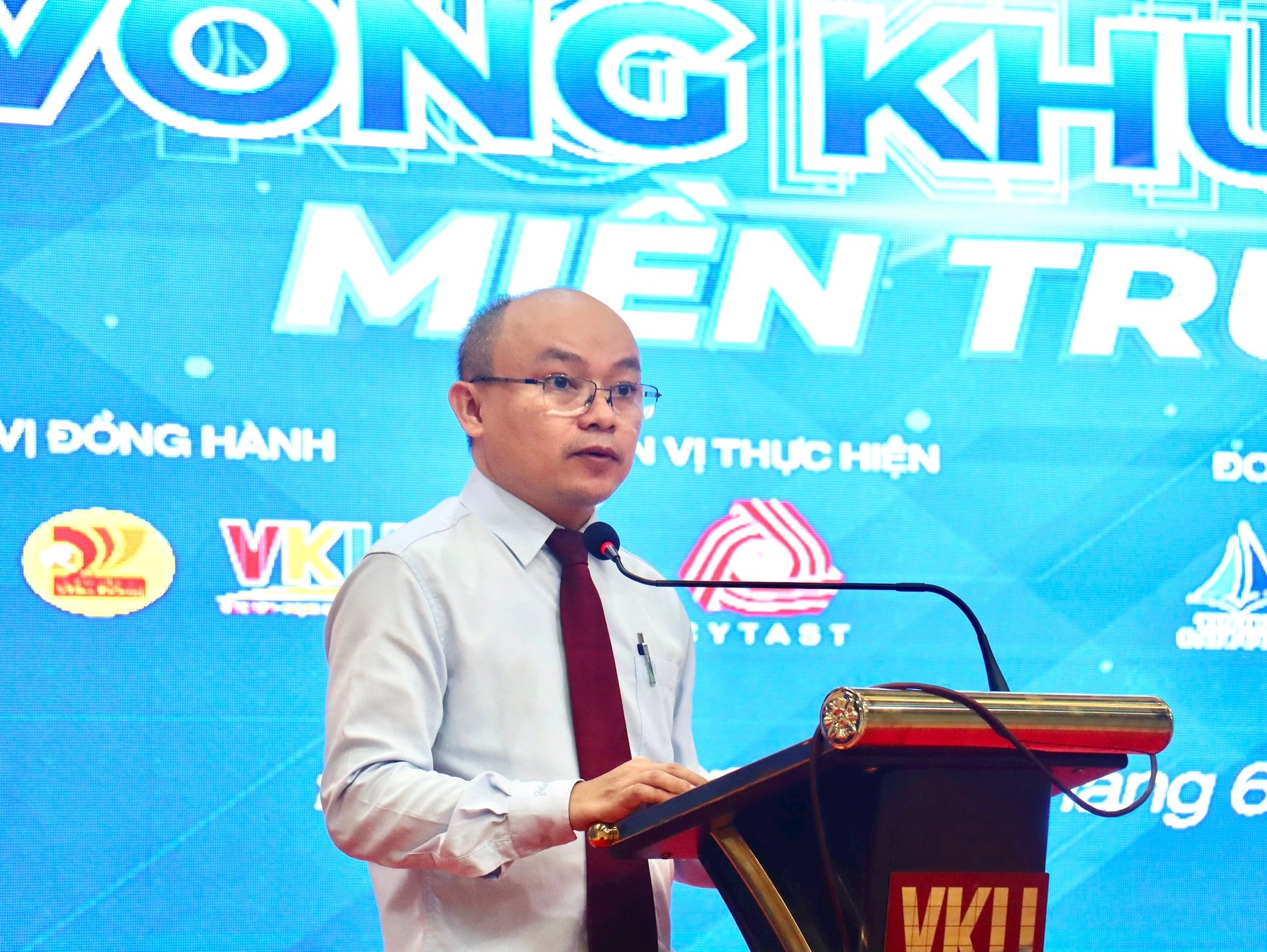 TS. Huỳnh Ngọc Thọ - Phó Hiệu trưởng VKU phát biểu tại lễ khai mạc hội thi. Ảnh: Q.T