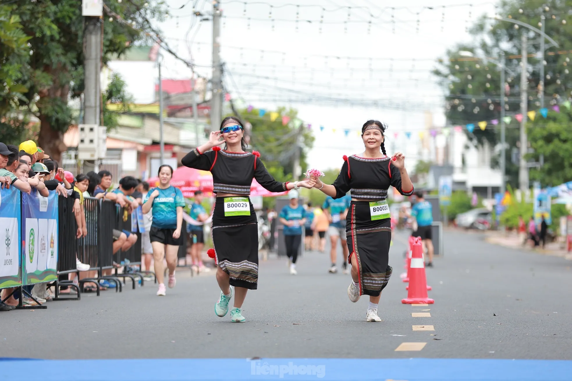 Des centaines de coureurs s'affrontent, explorent la culture M'nong et s'adressent à la communauté. Photo 4
