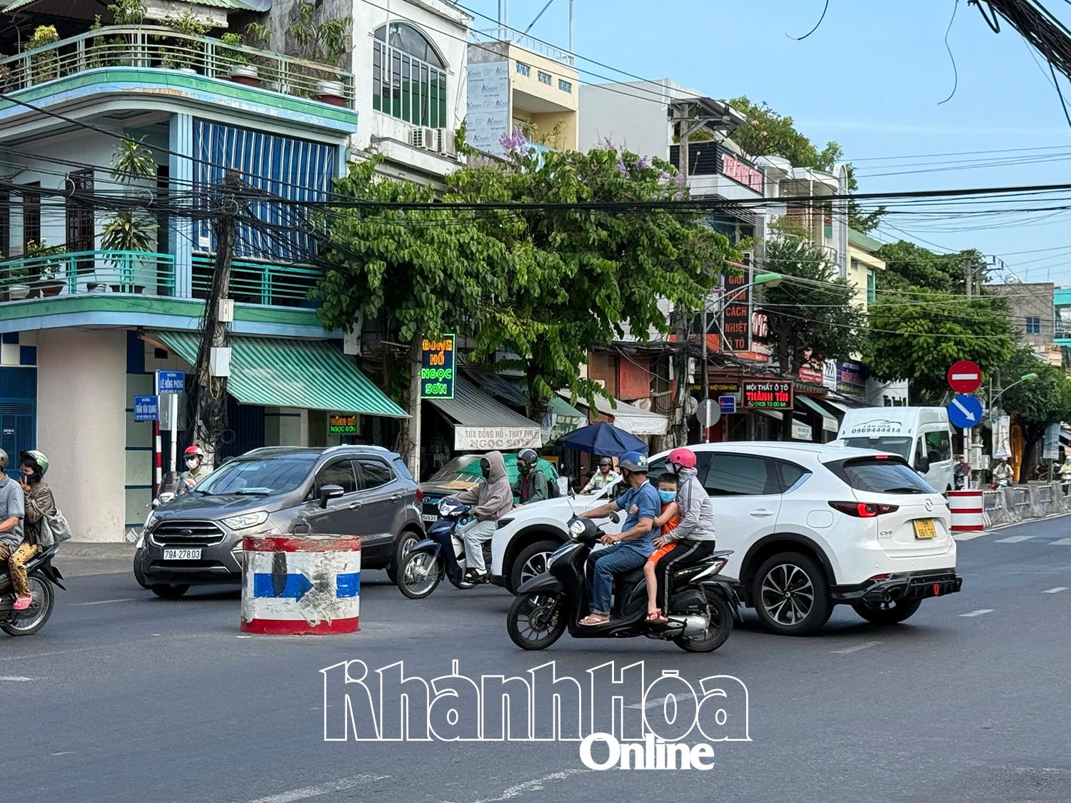Nút giao đường Lê Hồng Phong - đường số 13 - Đồng Nai có hiện tượng ùn tắc do bố trí không hợp lý, cần điều chỉnh lại và lắp đặt đèn tín hiệu giao thông. 