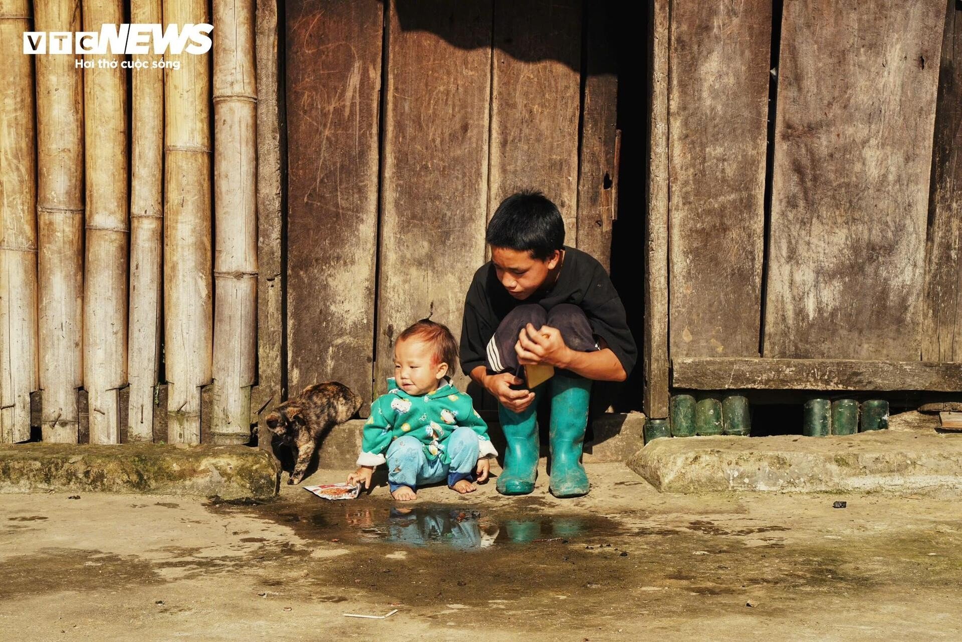 Không chỉ có biển mây, Y Tý còn gây ấn tượng với những bản làng đặc trưng của người Hà Nhì, Mông, Dao… Các ngôi nhà trình tường màu đất, những thửa ruộng bậc thang trải dài như nấc thang lên trời, hay các khu rừng thảo quả thơm ngát đều khiến du khách mê mẩn. Một trải nghiệm đáng nhớ với nhiều người là khi được đi bộ qua suối Mơ mát lạnh, len lỏi giữa rừng núi, rồi chạy tự do trên thảo nguyên bao la với bầu không khí trong lành hiếm có.