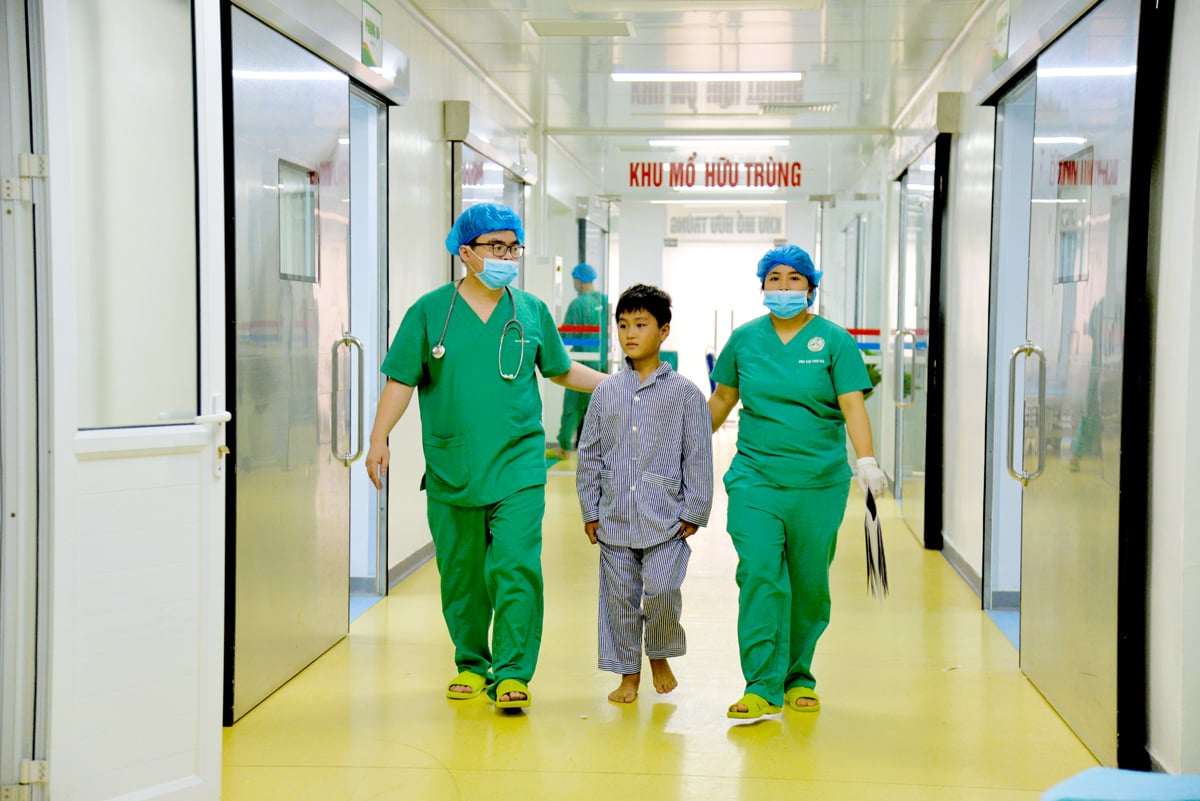 Sau khi khám, hội chẩn, những em đủ điều kiện sẽ được tiến hành phẫu thuật sớm.