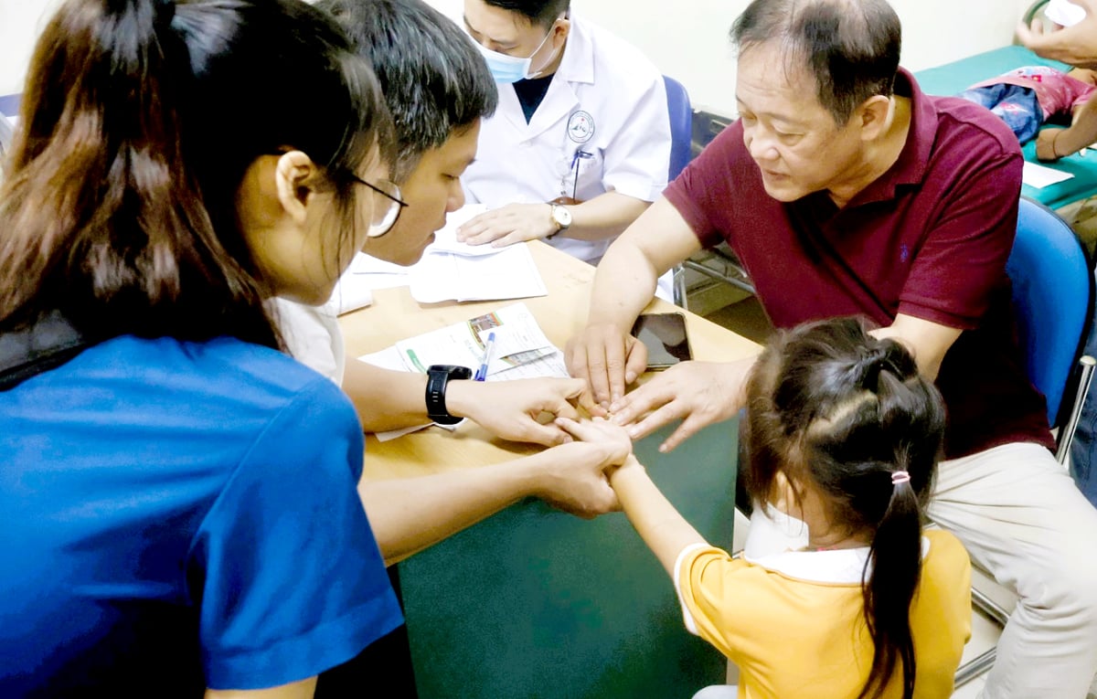 Các bác sỹ giàu kinh nghiệm của Bệnh viện Bạch Mai trực tiếp khám cho trẻ bị dị tật vận động ở bàn tay.
